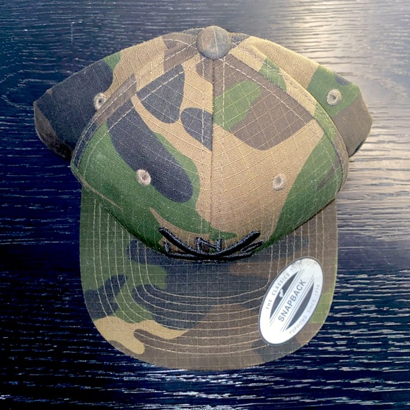 Men’s Camo, Flat Bill, Nixon Brand Hat - Picture 2 of 3